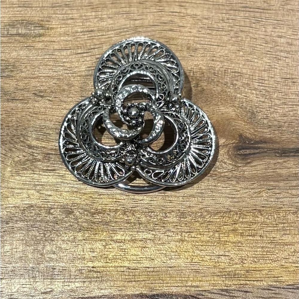 Elegant Silver Tone Filigree Scarf Clip/Slide - Picture 5 of 12